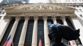 Фьючерсы на основные фондовые индексы Уолл-стрит растут почти на 1,5%