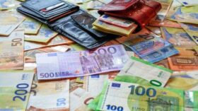 Курс евро к доллару падает во вторник в ожидании выхода данных по немецкой экономике