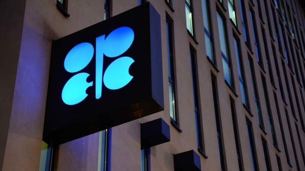 Read more about the article Нефть дешевеет в ожидании решений ОПЕК+ по добыче на текущей неделе