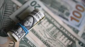 Курс доллара упал ниже 78 рублей впервые с середины мая 2023 года