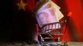 Курс юаня во второй половине торгов поднялся выше 11 рублей