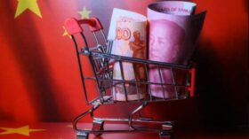 Курс юаня на Московской бирже снижается до 11,1 рубля