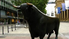 Фондовые индексы Европы снизились после выхода внутренней статистики