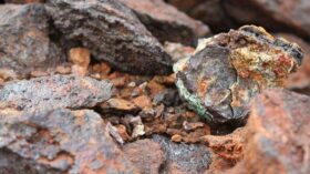 Цена на медь снижается на слабой промышленной статистике из Китая
