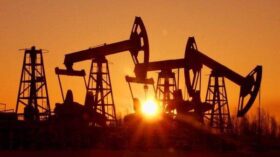 Нефть дешевеет на ожиданиях переговоров США и Китая по торговым вопросам