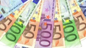Курс евро к доллару слабо меняется в ожидании статистики из Германии