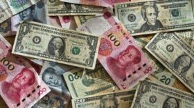 Курс юаня на Мосбирже опустился ниже 11 рублей