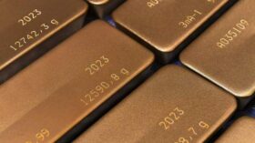 Золото дешевеет в пятницу на 2%, готовясь завершить вторую неделю подряд снижением