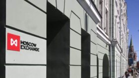 Российский рынок акций перешел к заметному снижению после решения ЦБ по ставке