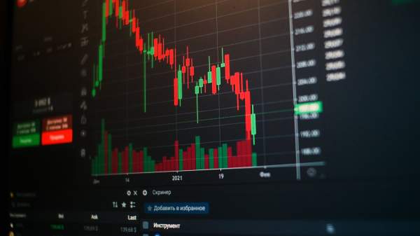 Read more about the article Российский рынок акций растет в ожидании позитива со старта ПМЭФ
