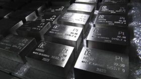 Стоимость платины впервые с февраля 2021 года превысила 1350 долларов за унцию