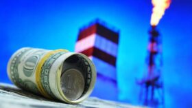 Цены на нефть снижаются в пятницу в ожидании решений ОПЕК+ по добыче сырья