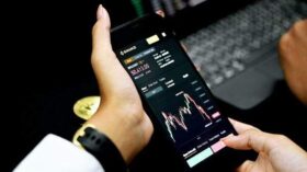 Российский рынок акций снижается в начале основной торговой сессии понедельника