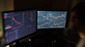 Фондовые индексы Европы слабо растут в понедельник после выхода корпоративных новостей