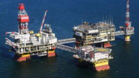 Нефть дешевеет на ожиданиях снижения спроса и роста предложения