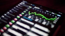 Российский рынок акций снижается на 0,5% в начале утренних торгов понедельника