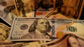 Доллар дешевеет к евро и слабо снижается к иене на новостях из США