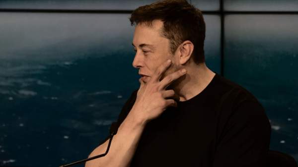 Read more about the article Акции Tesla упали более чем на 4% на фоне перепалки между Трампом и Маском