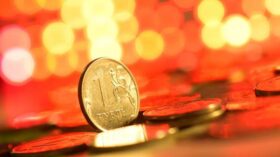 Курс рубля к юаню незначительно снижается во второй половине торгов