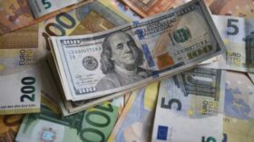 Доллар дешевеет к валютам после вступления в силу пошлин США на импорт из Индии
