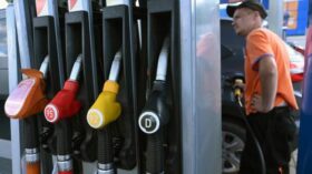 Бензин Аи-92 и Аи-95 дешевеет на Петербургской бирже вторую торговую сессию подряд