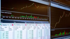 Мосбиржа: рынок акций РФ растет на ожиданиях от визита Уиткоффа