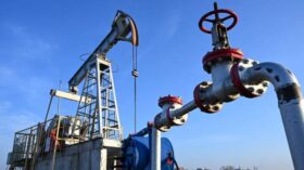 Нефть дешевеет в пределах 2% на фоне распродаж на фондовых рынках