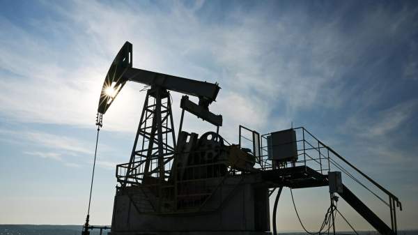 Read more about the article Нефть дешевеет на 1% после встречи Трампа, Зеленского и лидеров ЕС в Белом доме