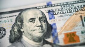 Доллар ускорил снижение к мировым валютам после статистики по США
