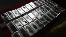 Цена на серебро впервые с мая 2011 года поднялась выше 46 долларов за тройскую унцию