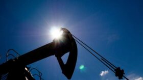 Нефть дешевеет на ожиданиях избыточного предложения на рынке “черного золота”