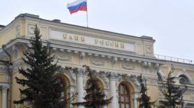 Официальный курс юаня на пятницу – 11,71 руб, доллара – 83,61 руб, евро – 98,15 руб