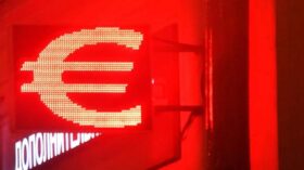 Официальный курс евро с субботы вырос до 95,4792 рубля