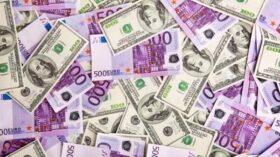 Евро и фунт стерлингов дорожают к доллару после публикации макростатистики