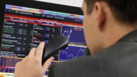 Фондовые индексы Европы в основном снижаются на финотчетах компаний