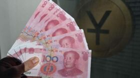 Официальный курс юаня на субботу вырос на 4,56 копейки до 93,39 рубля