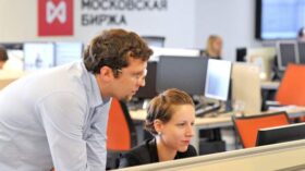 Индекс Мосбиржи падает на 1,43% после решения ЦБ по ставке