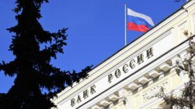 Официальный курс юаня на четверг составил 11,45 руб, доллара — 81,65 руб, евро — 94,75 руб