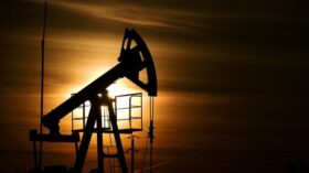 Цены на нефть растут на опасениях вокруг поставок российского сырья из-за санкций