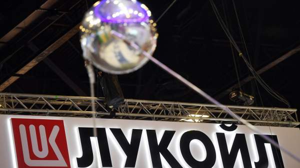 Read more about the article Акции “Лукойла” и “Роснефти” дешевеют более чем на 4% после новых санкций США