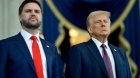 Вэнс: Трамп может снять с бирж США компании, связанные с вооруженными силами КНР