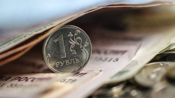 Read more about the article Курс рубля слегка сбавил темпы роста, реагируя на решение ЦБ по ставке