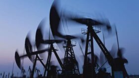Нефть дешевеет после выхода данных по запасам сырья в США