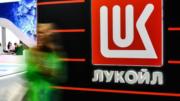 Read more about the article Акции “Лукойла” упали ниже 5000 рублей и обновили минимум с июня 2023 года
