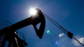 Нефть дешевеет на попытках спрогнозировать влияние ОПЕК