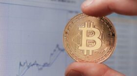 Стоимость биткоина упала ниже 85 тысяч долларов впервые с апреля