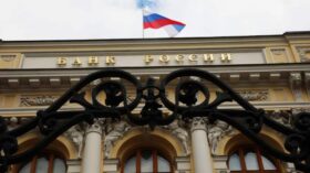 Официальный курс юаня на вторник – 11,05 руб, доллара – 77,45 руб, евро – 91,48 руб