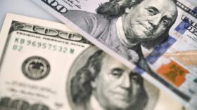 Внебиржевой курс доллара упал до 77 рублей впервые с мая 2023 года