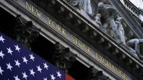 Фондовые индексы США снижаются в понедельник на фоне корпоративных новостей