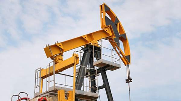 Read more about the article Нефть умеренно дорожает при возможности большего роста предложения в новом году